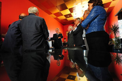 Réunion de crise à la mairie de Draguignan après les dramatiques inondations de la nuit. Max Piselli maire de la ville relate les faits aux élus locaux dont Michel Vauzelle (président de la région PACA - à sa gauche) et Patrick Allemand (vice président de