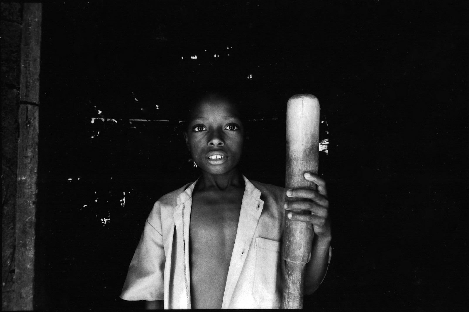 Portrait des habitants de Macobéri : Fabrice (9 ans) pose avec un pilon