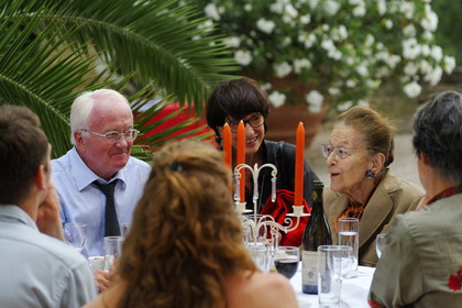 Michel Vauzelle, président du Conseil Régional et Edmonde Charle Roux présidente de l'académie Goncourt lors d'un diner à Chateauneuf du Pape, juillet 2011
