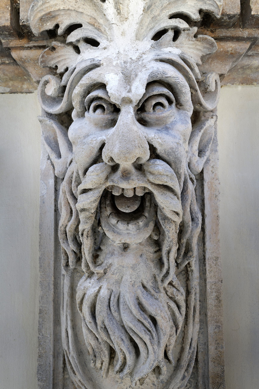 Hôtel Pascal, mascaron sur le troisième nioveau de la façade, Marseillejuin 2019.