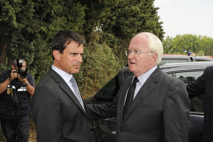 Manuel Valls ministre de l'intérieur venu rendre hommage aux pompiers à Orgon (13) après de dramatiques incendies, converse avec Michel Vauzelle président du Conseil Régional PACA, aout 2012