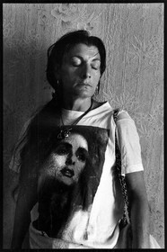 Nasifa a 37 ans, elle est la personnalité forte du groupe -pour ne pas dire la chef. Elle a eu 7 enfants, 2 d'entre eux sont morts des suites du conflit avec les Serbes.