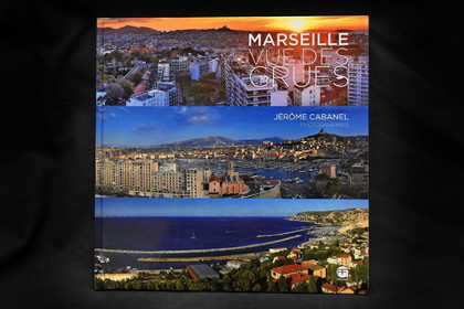 Ouvrage Marseille vue des grues aux éditions André Frère (2016) 100 pages - format 30 30 cm - 85  photographies couleur et 22 monochromes - texte de François Missen -Français -Anglais