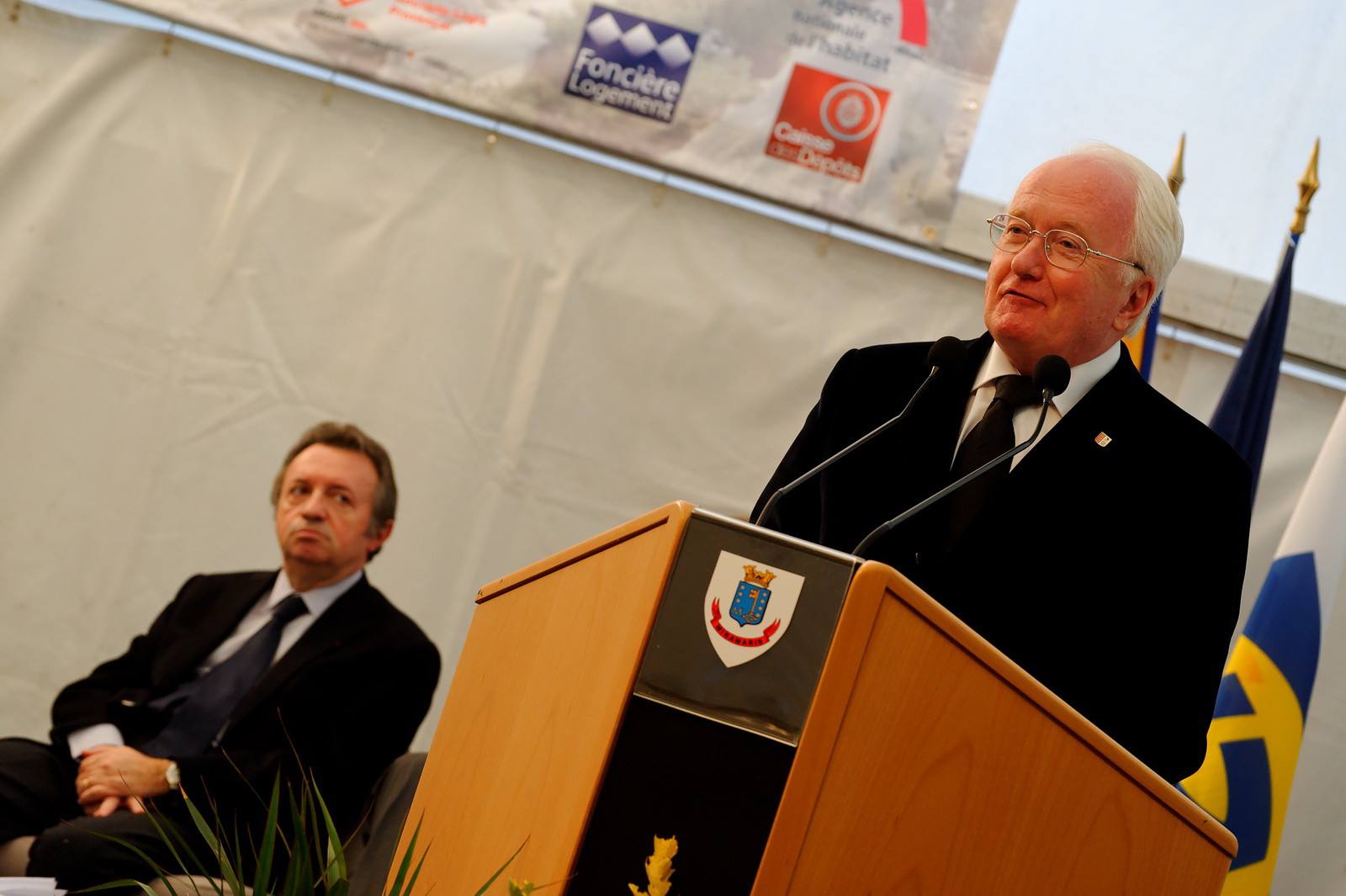 Jean-Noël Guérini, président du département des Bouches du Rhône observe Michel Vauzelle, président du conseil régional PACA lors du discour de ce dernier dans le cadre de la signature d'un plan de rénovation du quartier de la Maille à Miramas, novembre 2