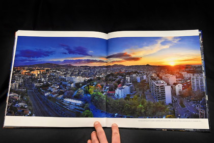 Ouvrage Marseille vue des grues aux éditions André Frère (2016) 100 pages - format 30 30 cm - 85  photographies couleur et 22 monochromes - texte de François Missen -Français -Anglais