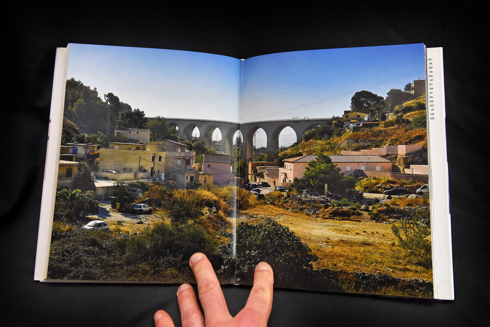 Réalisation du portfolio central du livre Robert Guédiguian cinéaste de Christophe Kantcheff aux éditions Chêne. La thématique de ce portfolio était de revisiter les lieux de tournage du cinéaste.