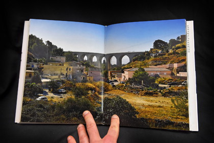 Réalisation du portfolio central du livre Robert Guédiguian cinéaste de Christophe Kantcheff aux éditions Chêne. La thématique de ce portfolio était de revisiter les lieux de tournage du cinéaste.