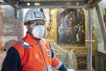 14 Un compagnon de l'entreprise Girard dans le transept de la cathédrale Notre Dame et Saint Véran à Cavaillon, novembre 2020.jpg