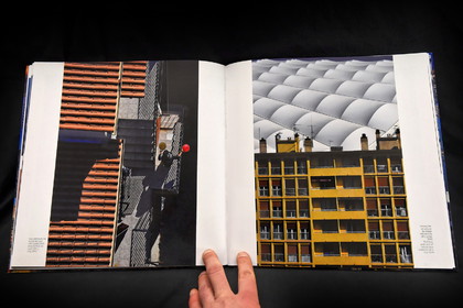 Ouvrage Marseille vue des grues aux éditions André Frère (2016) 100 pages - format 30 30 cm - 85  photographies couleur et 22 monochromes - texte de François Missen -Français -Anglais