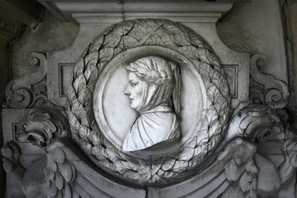 17 Détail de la façade de l'opéra d'Avigon, novembre 2018.jpg