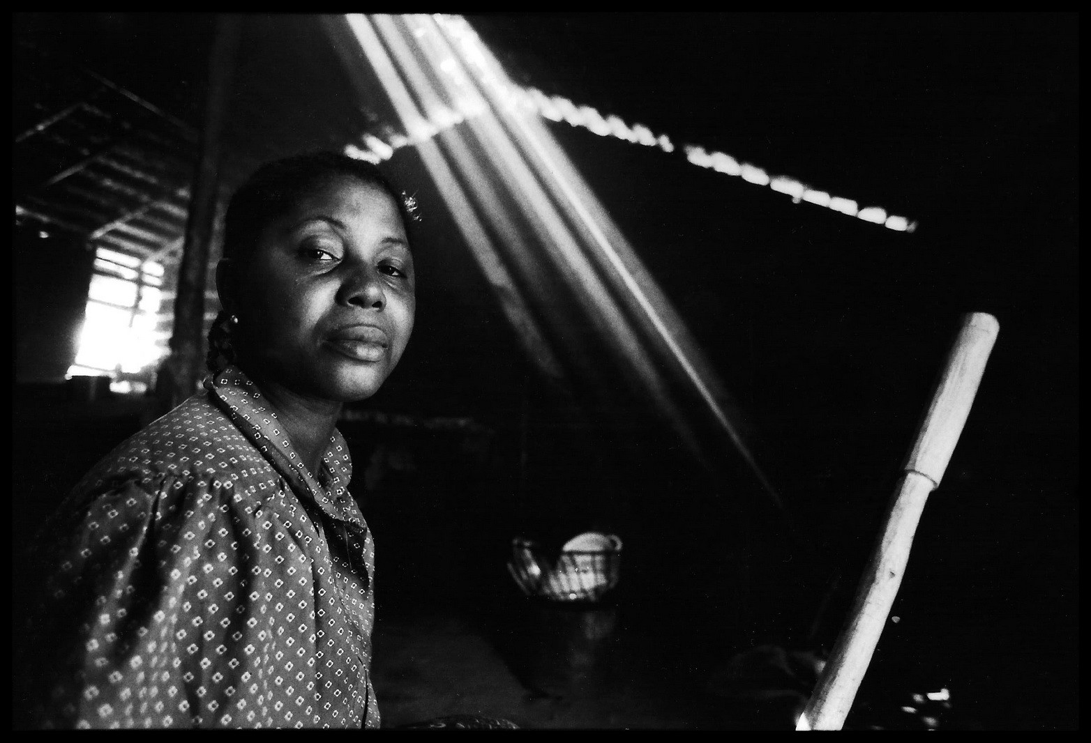 Portrait des habitants de Macobéri : Françoise pose après avoir pilé le foutou