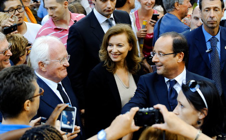 Bain de foule du président François Hollande -fraichement élu- sa femme Valérie trierweiler et Michel Vauzelle, président du Conseil Régional PACA dans les rues d'Avignon, lors du festival, juillet 2012