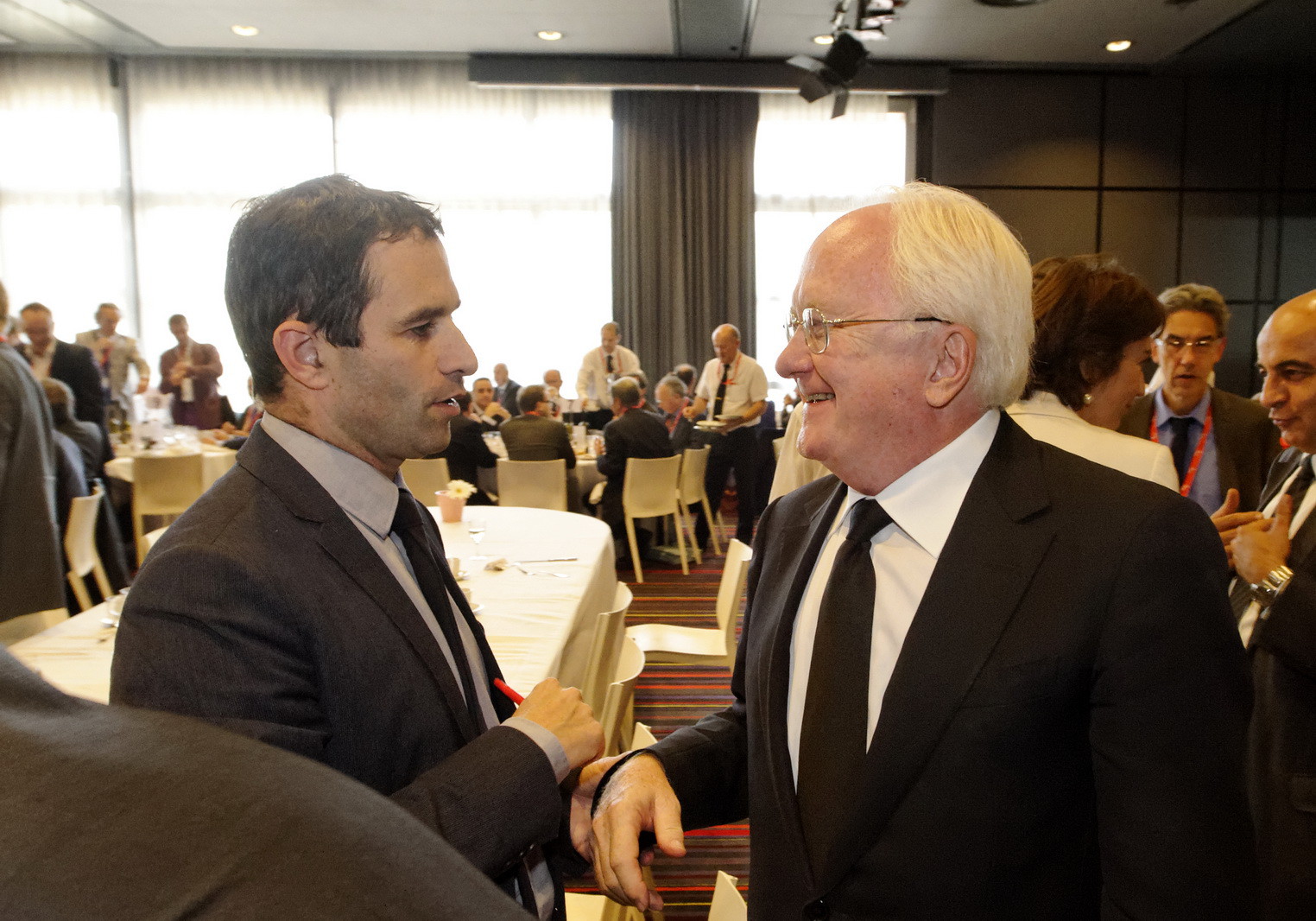 Benoit Hamon ministre délégué à l'Économie sociale et solidaire et à la consommation converse avec Michel Vauzelle président de la région PACA lors du 40ème congrés de la Mutualité à Nice, octobre 2012