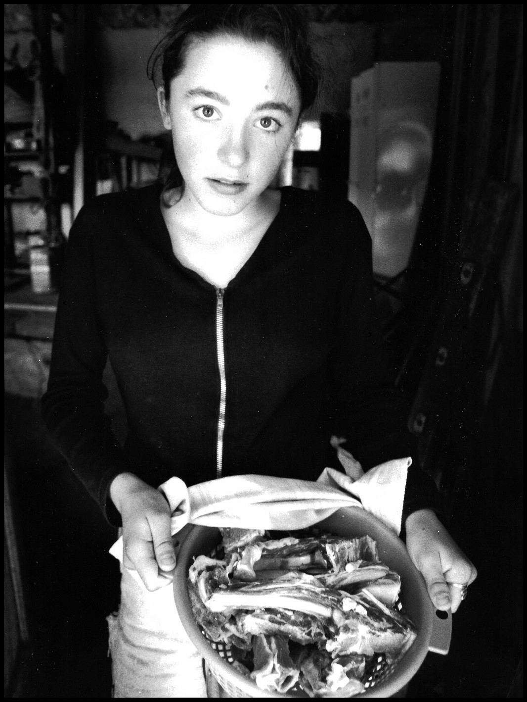 Emilie récupère les cotes d'agneaux après l'abattage à l'abattoir de Forac.