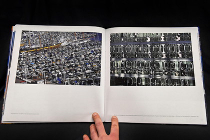 Ouvrage Marseille vue des grues aux éditions André Frère (2016) 100 pages - format 30 30 cm - 85  photographies couleur et 22 monochromes - texte de François Missen -Français -Anglais