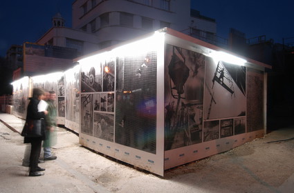 Exposition Les Bâtisseurs présentée de janvier à septembre 2005 sur les palissades de la résidence en travaux le Carré St Giniez au 345 avenue du Prado à Marseille. Projet mené en partenariat avec la société Dumez Méditerranée.