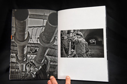 Ouvrage Les Bâtisseurs aux éditions Intervalles (2013) 152 pages - format 20 30 cm - 114  photographies - textes de Robert Guédiguian et Rudy Ricciotti