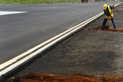 Travaux d'agrandissement de l'aéroport de Bamako au Mali pour le groupement Sogéa Satom   Fayat. Juin 2012